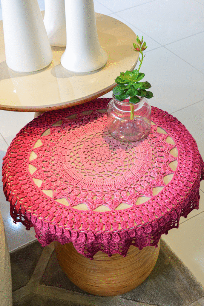 Toalha de mesa em crochê framboesa destacando um jantar sofisticado