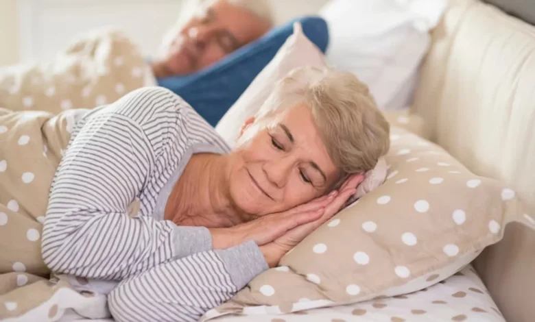 idosa dormindo tranquilamente com a cama organizada e ambiente relaxante, destacando a importância das plantas para melhorar o sono.