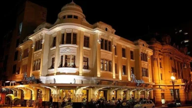 Fachada iluminada do tradicional restaurante Pinguim em Ribeirão Preto à noite