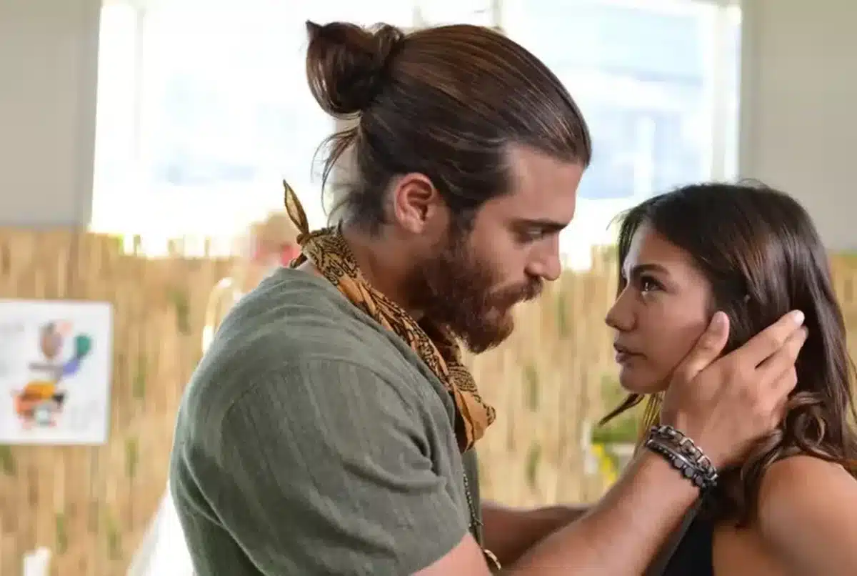 Cena emocionante de 'Erkenci Kuş' com os personagens principais se encarando com intensidadeCena emocionante de 'Erkenci Kuş' com os personagens principais se encarando com intensidade