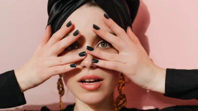 Mulher com turbante e unhas negras, inspirada no estilo de Lady Gaga para o show no Brasil.