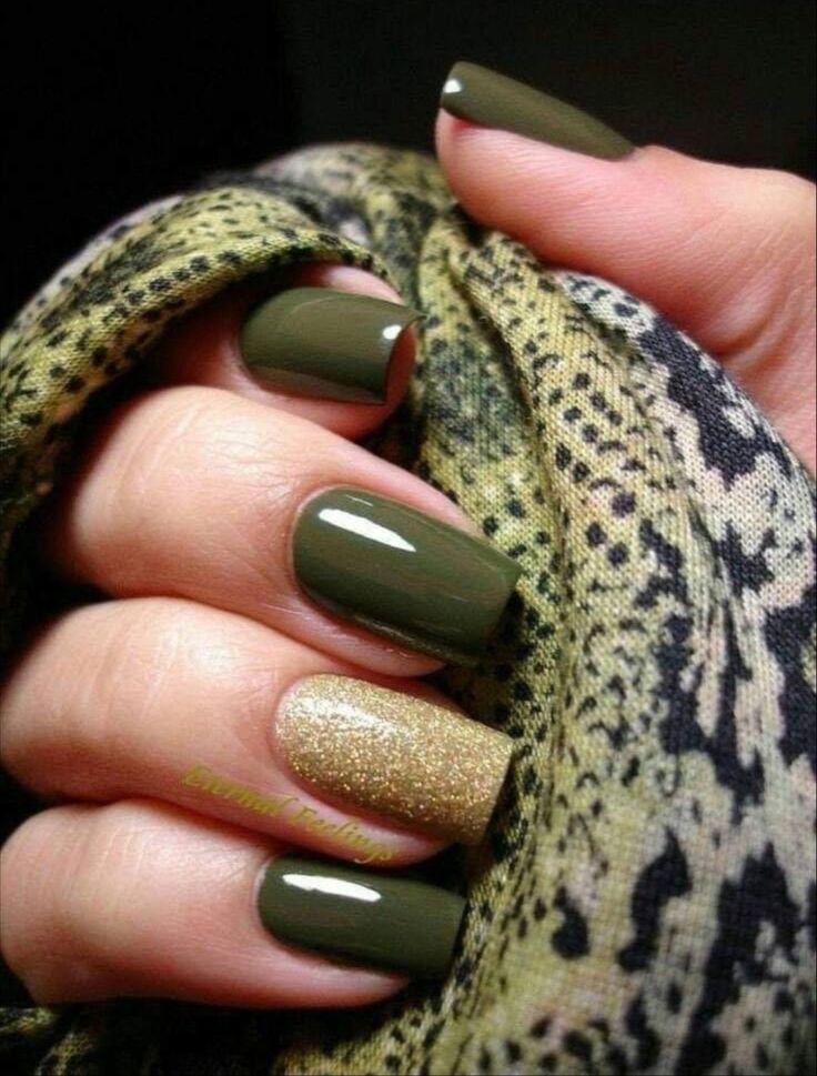 Unhas cor verde oliva