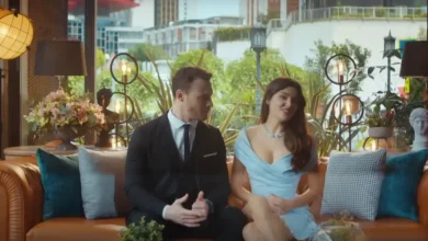 Casal protagonista da série turca Você Bate na Minha Porta em um momento romântico