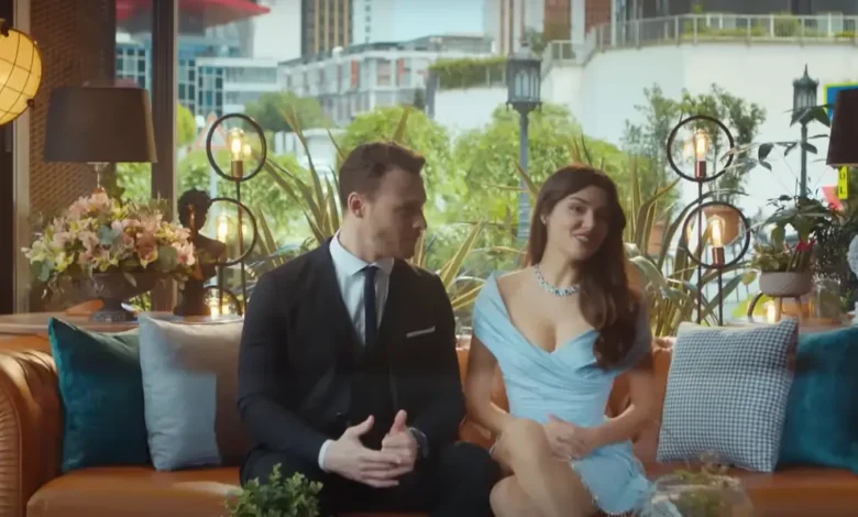 Casal protagonista da série turca Você Bate na Minha Porta em um momento romântico