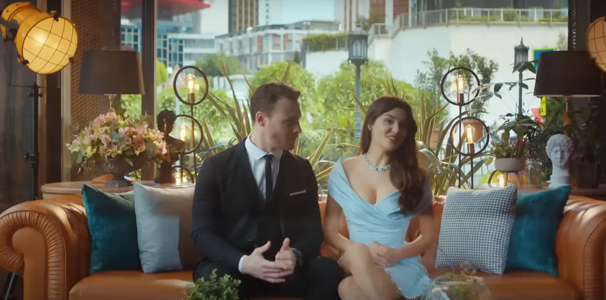 Casal protagonista da série turca Você Bate na Minha Porta em um momento romântico