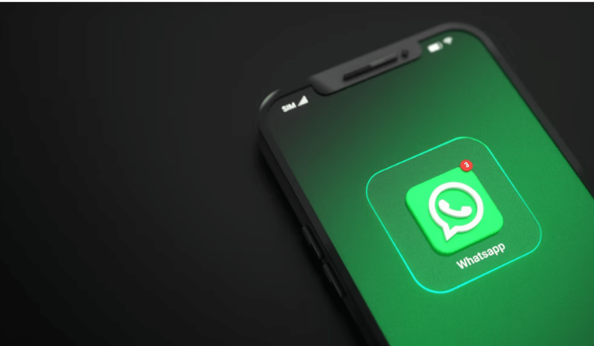 Ícone do WhatsApp em celular com notificações visíveis