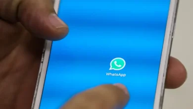Ícone do WhatsApp em celular com fundo azul, ilustrando alerta sobre celulares afetados