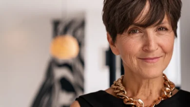 Mulher de 50 anos com corte de cabelo curto e elegante, destacando o visual sofisticado e moderno para mulheres maduras. Título: Mulher madura com corte de cabelo moderno e sofisticado. Legenda: Cabelo curto e estiloso para mulheres de 50 e 60 anos, perfeito para quem busca um visual elegante e atual. Descrição: A imagem mostra uma mulher com um corte de cabelo curto, ideal para mulheres de 50 e 60 anos que querem manter um visual moderno e sofisticado. Este estilo é perfeito para quem busca praticidade e elegância, com um toque de frescor e jovialidade. A combinação de um look minimalista com um visual arrojado destaca a confiança e o estilo de mulheres maduras.