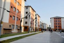 Conjunto habitacional com prédios residenciais do programa Minha Casa, Minha Vida em dia ensolarado