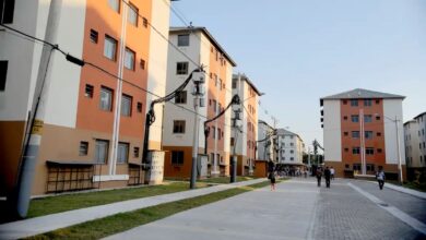 Conjunto habitacional com prédios residenciais do programa Minha Casa, Minha Vida em dia ensolarado