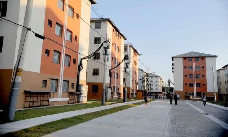Conjunto habitacional com prédios residenciais do programa Minha Casa, Minha Vida em dia ensolarado