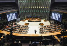 Plenário da Câmara dos Deputados do Brasil durante sessão com poucos deputados presentes