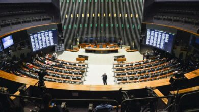 Plenário da Câmara dos Deputados do Brasil durante sessão com poucos deputados presentes