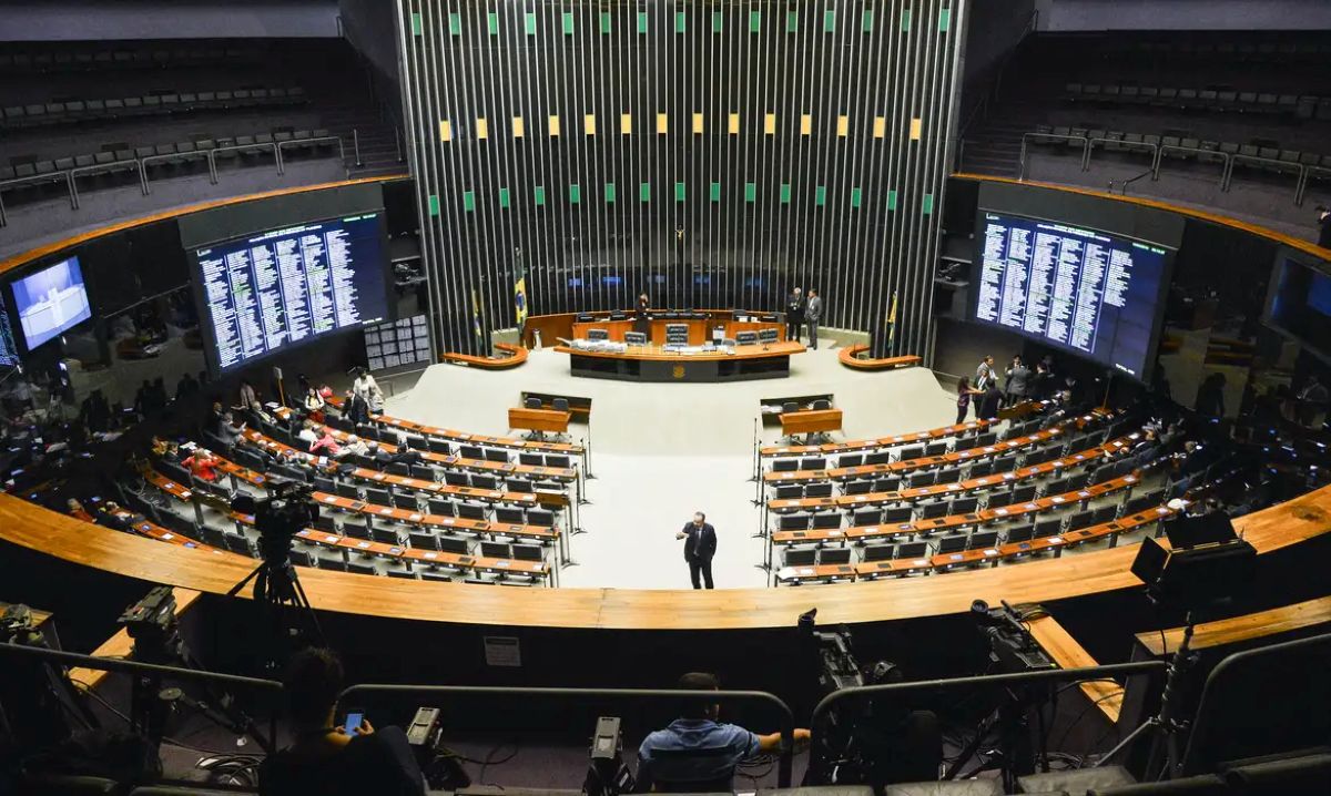 Plenário da Câmara dos Deputados do Brasil durante sessão com poucos deputados presentes