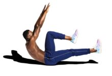 Homem fazendo exercício abdominal no chão, com pernas e braços elevados.