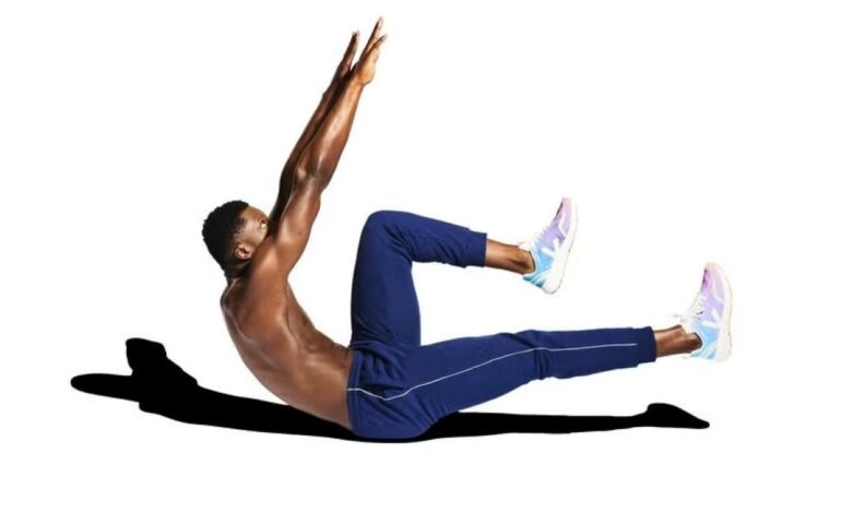 Homem fazendo exercício abdominal no chão, com pernas e braços elevados.