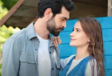 Baran e Dilan, protagonistas da novela turca 'Flores de Sangue', compartilham um momento de cumplicidade.