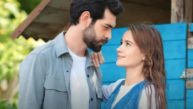 Baran e Dilan, protagonistas da novela turca 'Flores de Sangue', compartilham um momento de cumplicidade.
