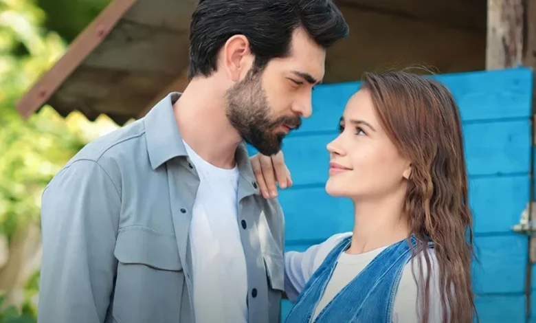 Baran e Dilan, protagonistas da novela turca 'Flores de Sangue', compartilham um momento de cumplicidade.