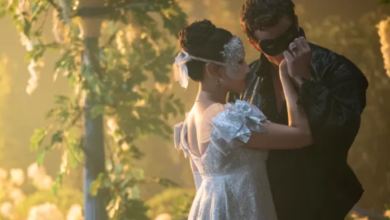 Cena romântica de baile de máscaras com um casal em trajes de época na série Bridgerton.