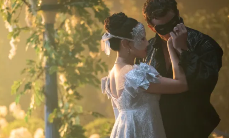 Cena romรขntica de baile de mรกscaras com um casal em trajes de รฉpoca na sรฉrie Bridgerton.