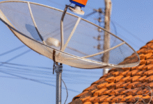 Antena parabólica antiga em telhado residencial prestes a ser substituída devido ao desligamento do sinal tradicional.