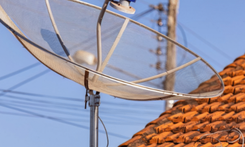 Antena parabólica antiga em telhado residencial prestes a ser substituída devido ao desligamento do sinal tradicional.