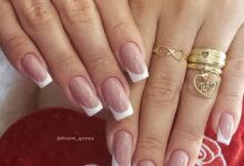 Unhas com francesinha clássica em branco, em formato quadrado e base nude.