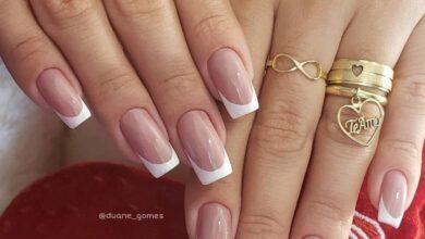 Unhas com francesinha clássica em branco, em formato quadrado e base nude.