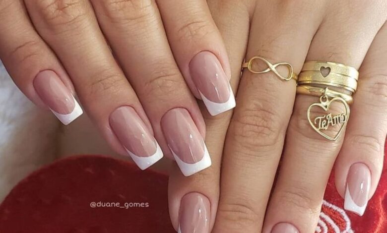 Unhas com francesinha clássica em branco, em formato quadrado e base nude.