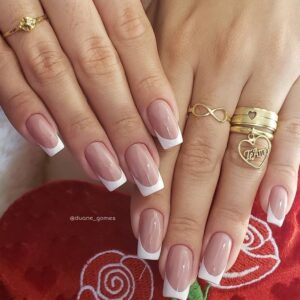 Unhas em gel estilo francesinha com acabamento natural e elegante, tendência para mulheres acima de 50 anos