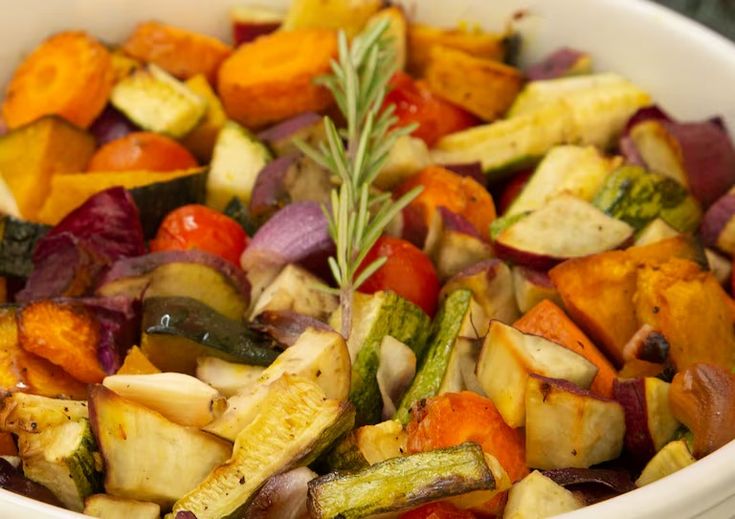 Legumes variados assados na air fryer com alecrim