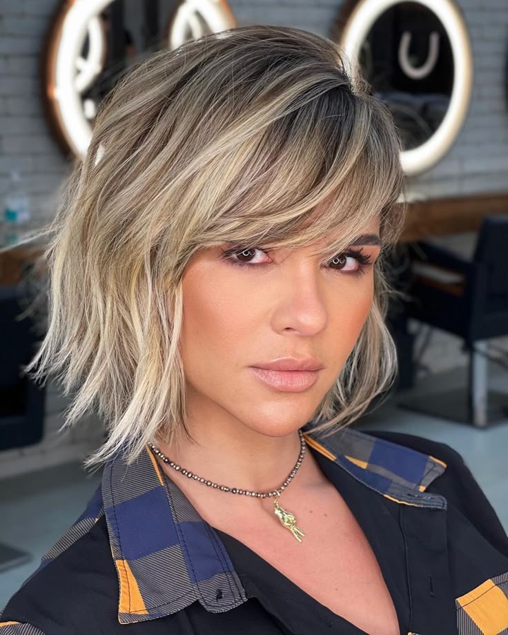 Mulher com cabelo loiro, corte moderno e franja lateral estilizada