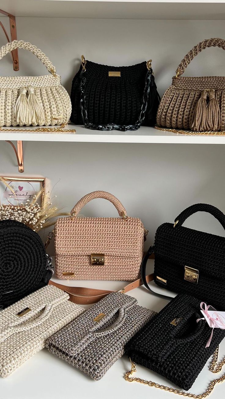 Bolsas de crochê artesanais em diferentes modelos e cores organizadas em prateleiras.
