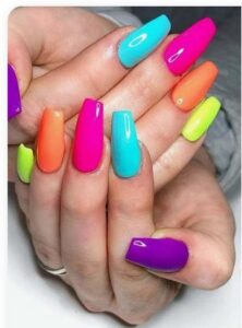 Unhas em gel decoradas com esmaltes em cores vibrantes como roxo, azul, pink, laranja e verde, tendência divertida para mulheres acima de 50 anos