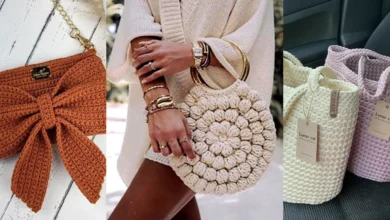 Acessórios de crochê para o Outono, incluindo bolsas, luvas e chapéus, em tons suaves e estilos modernos