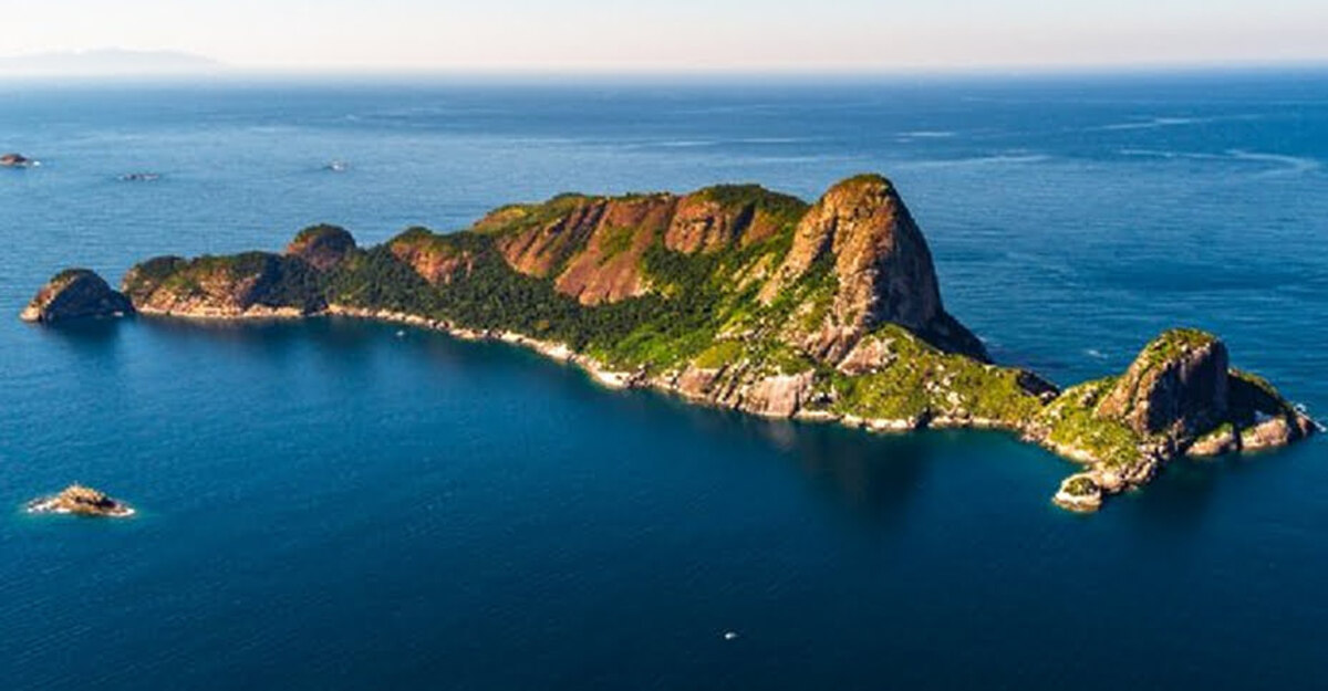 Vista aérea da Ilha de Alcatrazes, localizada no litoral de São Paulo, com suas imponentes rochas e vegetação.