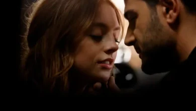 Casal em momento romântico na novela turca, com expressões intensas e próximas