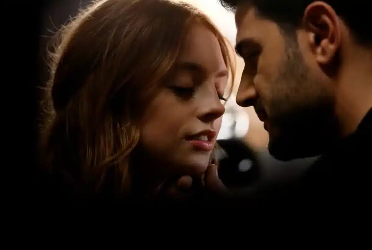 Casal em momento romântico na novela turca, com expressões intensas e próximas