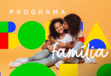 Mãe abraçando filha sorridente com fundo colorido do Programa Bolsa Família
