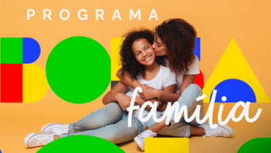 Mãe abraçando filha sorridente com fundo colorido do Programa Bolsa Família