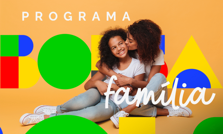 Mãe abraçando filha sorridente com fundo colorido do Programa Bolsa Família