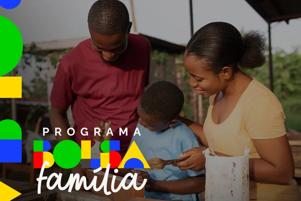 Família recebendo apoio do Programa Bolsa Família, com pais e filhos em atividade conjunta