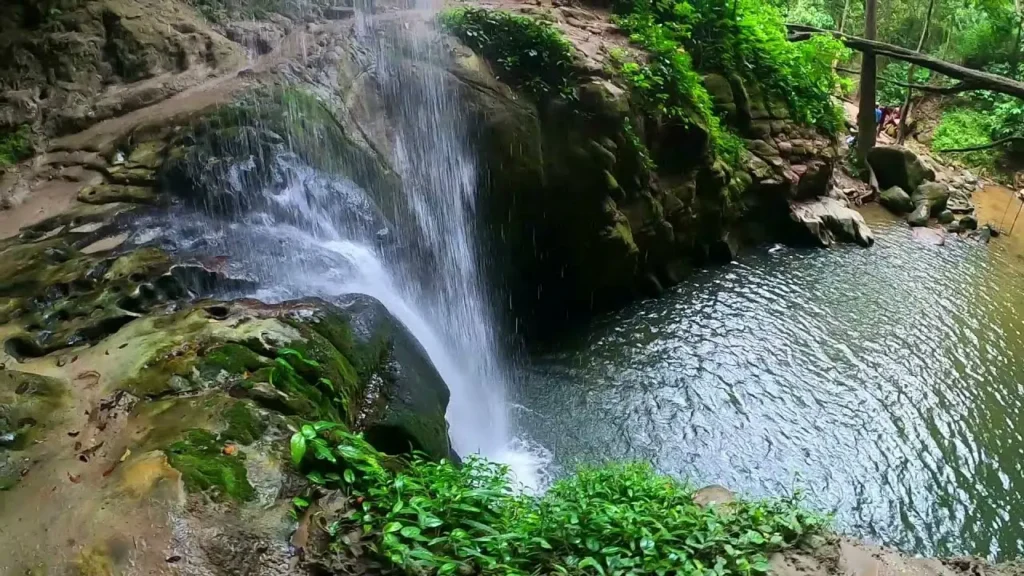 Cachoeira do Urubu, com águas caindo em uma piscina natural rodeada por vegetação, em Santo Amaro, perto de Salvador