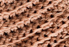 Detalhe de crochê em tons terrosos, destacando a textura e a cor Mocha Mousse.