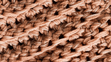 Detalhe de crochê em tons terrosos, destacando a textura e a cor Mocha Mousse.