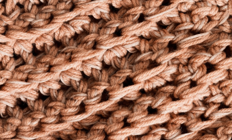 Detalhe de crochê em tons terrosos, destacando a textura e a cor Mocha Mousse.