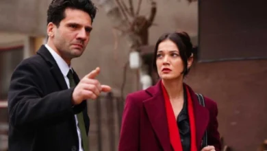Casal principal de novela turca conversando na rua, representando o sucesso das novelas turcas no Brasil em 2025.