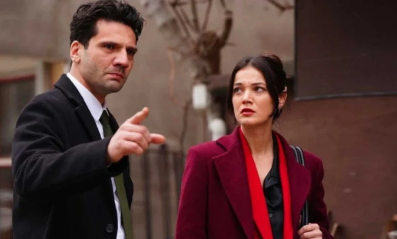 Casal principal de novela turca conversando na rua, representando o sucesso das novelas turcas no Brasil em 2025.