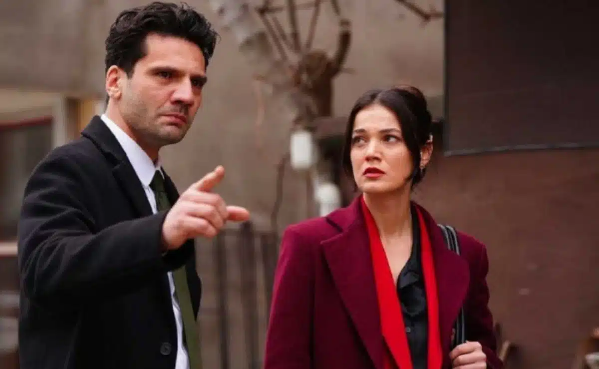 Casal principal de novela turca conversando na rua, representando o sucesso das novelas turcas no Brasil em 2025.